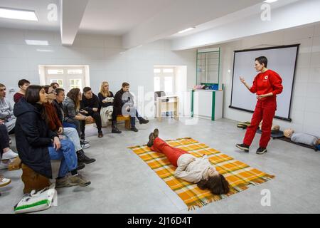 UZHHOROD, UKRAINE - 20 MARS 2022 - un instructeur enseigne aux gens comment administrer les premiers soins à un cours gratuit, Uzhhorod, région de Zakarpattia, Ouest Banque D'Images