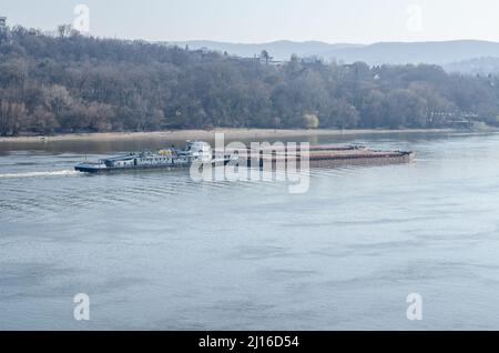 Un pétrolier en mouvement sur le Danube dans la ville de Novi Sad. Banque D'Images