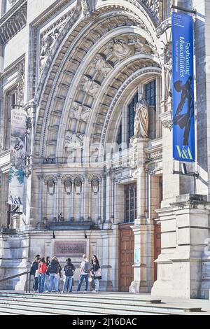 Groupe touristique devant la porte principale à la façade du musée Victoria and Albert, Londres, Angleterre. Banque D'Images