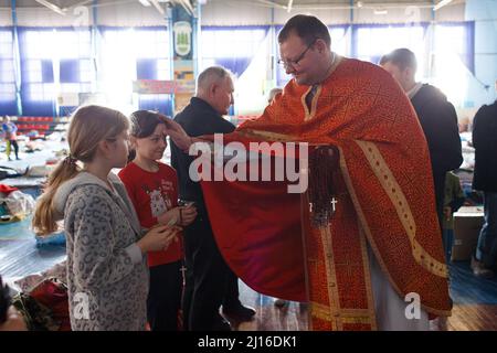 UZHHOROD, UKRAINE - 20 MARS 2022 - Un prêtre bénit les filles lors d'un service dirigé par l'évêque de l'Église catholique grecque ukrainienne (UGCC) Nil at Banque D'Images