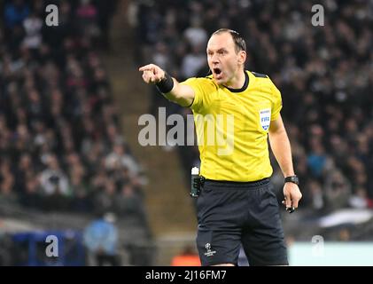 LONDRES, ANGLETERRE - 2 NOVEMBRE 2016 : l'arbitre suédois de la FIFA Jonas Eriksson en photo lors du match du groupe E de la Ligue des champions de l'UEFA entre Tottenham Hotspur et Bayern Leverkusen au stade Wembley. Copyright: Cosmin Iftode/Picstaff Banque D'Images