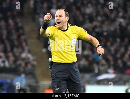 LONDRES, ANGLETERRE - 2 NOVEMBRE 2016 : l'arbitre suédois de la FIFA Jonas Eriksson en photo lors du match du groupe E de la Ligue des champions de l'UEFA entre Tottenham Hotspur et Bayern Leverkusen au stade Wembley. Copyright: Cosmin Iftode/Picstaff Banque D'Images