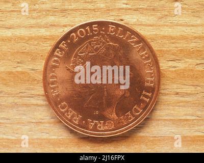 LONDRES, Royaume-Uni - VERS 2022: Deux pence coin opposé côté montrant un portrait de la reine Elizabeth II, monnaie du Royaume-Uni Banque D'Images