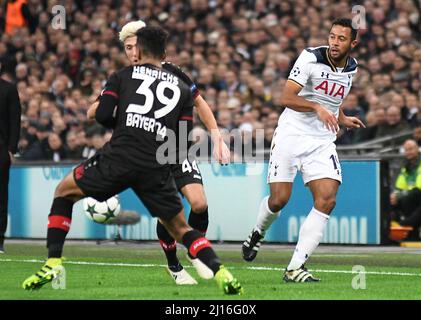 LONDRES, ANGLETERRE - 2 NOVEMBRE 2016 : Mousa Dembele (R) de Tottenham photographié en action pendant le match du groupe E de la Ligue des champions de l'UEFA entre Tottenham Hotspur et Bayern Leverkusen au stade Wembley. Copyright: Cosmin Iftode/Picstaff Banque D'Images