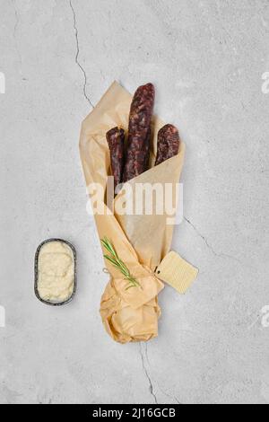 Vue en hauteur sur les saucisses séchées à base de viande épicée de dinde et de venaison Banque D'Images