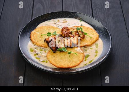 Beignets de pommes de terre avec filet de poulet teriyaki Banque D'Images