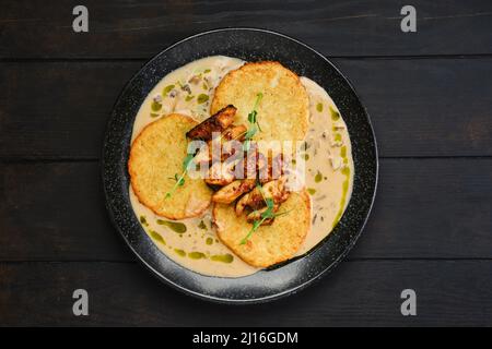 Vue de dessus des beignets de pommes de terre avec filet de poulet teriyaki Banque D'Images