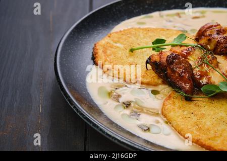 Vue rapprochée des beignets de pommes de terre avec filet de poulet teriyaki Banque D'Images