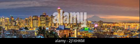 Vue panoramique nocturne sur les gratte-ciel du centre-ville avec l'emblématique Space Needle en premier plan, Seattle, Washington, États-Unis Banque D'Images
