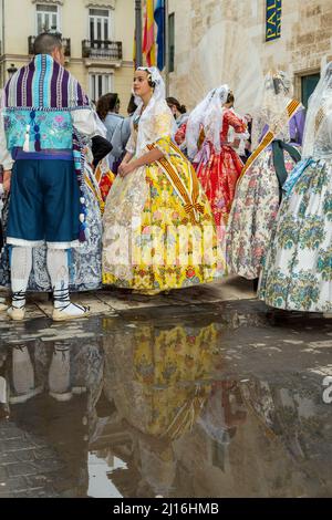 Falleros à la cérémonie d'offrande de fleurs (ofrena de flors ou ofrenda de flores) pendant le festival annuel de Fallas, Valence, Espagne Banque D'Images