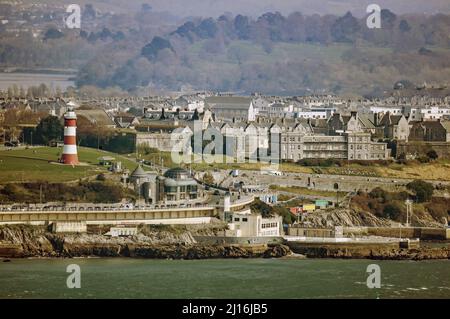 Plymouth Hoe dans un long coup de feu du mont Edgcumbe, TInside Lido et les installations de natation plus le Dome, café et Smeaton's Tower sont inclus Banque D'Images