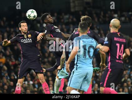 MANCHESTER, ANGLETERRE - 1 NOVEMBRE 2016 : Sergio Busquets (L) et Samuel Umtiti (R) de Barcelone photographiés en action lors du match du groupe C de la Ligue des champions de l'UEFA entre Manchester City et le FC Barcelone au stade de la ville de Manchester. Copyright: Cosmin Iftode/Picstaff Banque D'Images