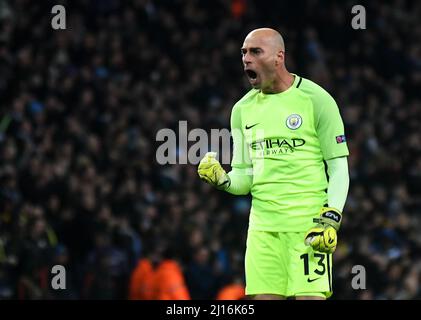 MANCHESTER, ANGLETERRE - 1 NOVEMBRE 2016 : Willy Caballero de City réagit après un but marqué par son équipe lors du match du groupe C de la Ligue des champions de l'UEFA entre Manchester City et le FC Barcelone au stade de la ville de Manchester. Copyright: Cosmin Iftode/Picstaff Banque D'Images