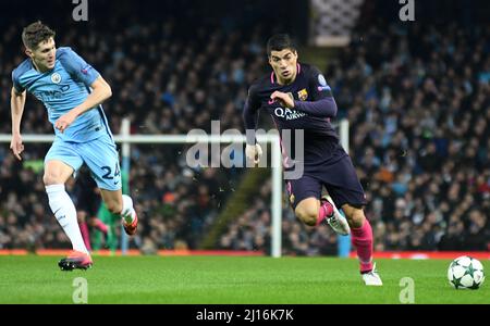 MANCHESTER, ANGLETERRE - 1 NOVEMBRE 2016 : John Stones (L) de City et Luis Suarez (R) de Barcelona photographiés en action lors du match du groupe C de la Ligue des champions de l'UEFA entre Manchester City et le FC Barcelone au stade de la ville de Manchester. Copyright: Cosmin Iftode/Picstaff Banque D'Images