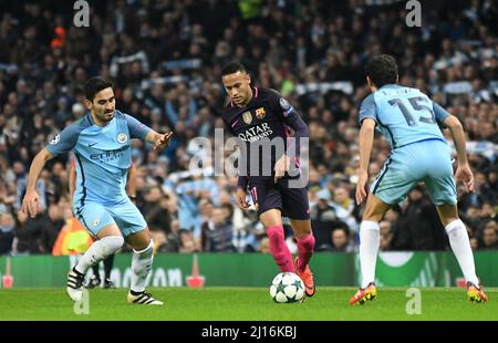 MANCHESTER, ANGLETERRE - 1 NOVEMBRE 2016 : Ilkay Gundogan (L) de City et Neymar Jr. (R) de Barcelona photographiés en action lors du match du groupe C de la Ligue des champions de l'UEFA entre Manchester City et le FC Barcelone au stade de la ville de Manchester. Copyright: Cosmin Iftode/Picstaff Banque D'Images