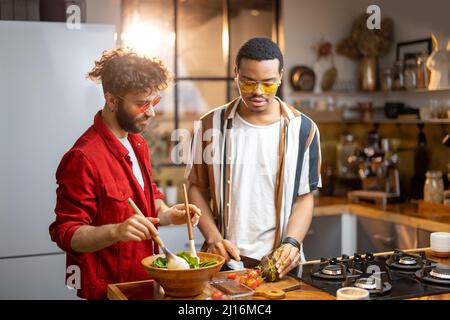 Deux gars cuisant ensemble sain à la maison Banque D'Images