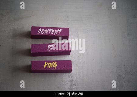 L'image de la vue de dessus des cubes en bois avec LE CONTENU du texte EST ROI. Concept de narration d'écriture. Banque D'Images