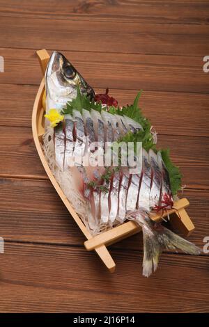 Sashimi de maquereau servi comme un bateau, cuisine japonaise Banque D'Images