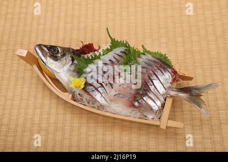 Sashimi de maquereau servi comme un bateau, cuisine japonaise Banque D'Images