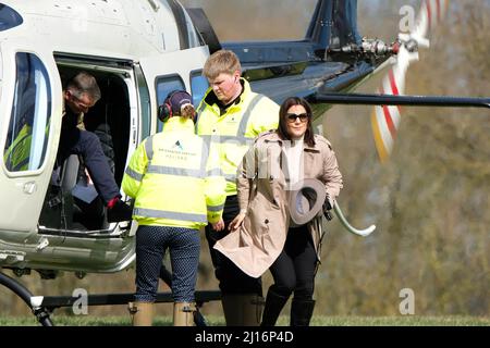 Les visiteurs du festival de Cheltenham arrivent en hélicoptère à l'héliport de l'hippodrome le jour de la coupe d'or le 2022 mars Banque D'Images