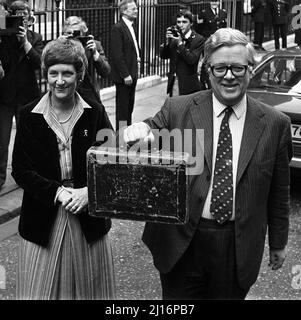 Photo du dossier datée du 15/03/83, du chancelier de l'Échiquier Sir Geoffrey Howe avec sa femme Lady Elspeth, à Downing Street, alors qu'il se rendait aux communes pour présenter son discours sur le budget. La baronne Howe est décédée à l'âge de 90 ans après une bataille contre le cancer, a déclaré sa famille dans une déclaration. Banque D'Images