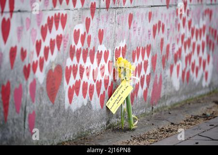 Fleurit par le mur commémoratif national du Covid à Londres, le deuxième jour national de réflexion, pour rappeler ceux qui sont morts pendant la pandémie du Covid. Date de la photo: Mercredi 23 mars 2022. Banque D'Images