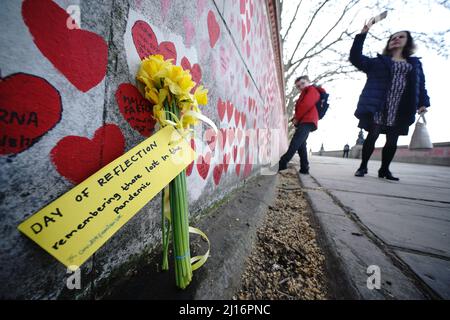 Fleurit par le mur commémoratif national du Covid à Londres, le deuxième jour national de réflexion, pour rappeler ceux qui sont morts pendant la pandémie du Covid. Date de la photo: Mercredi 23 mars 2022. Banque D'Images