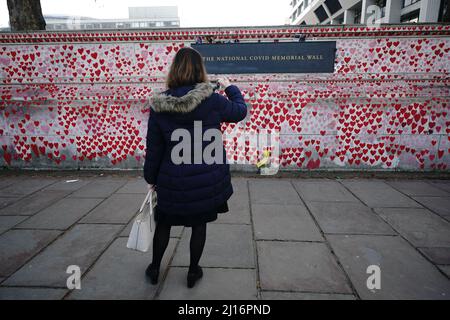 Fleurit par le mur commémoratif national du Covid à Londres, le deuxième jour national de réflexion, pour rappeler ceux qui sont morts pendant la pandémie du Covid. Date de la photo: Mercredi 23 mars 2022. Banque D'Images