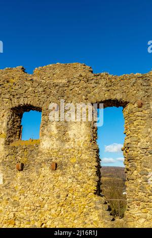 Promenade printanière autour des ruines du château de Brandebourg dans la belle vallée de Werra - Lauchroeden - Thuringe Banque D'Images