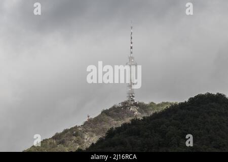 Tour de radio dans les nuages sur une haute colline Banque D'Images