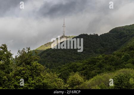 Tour de radio dans les nuages sur une haute colline Banque D'Images