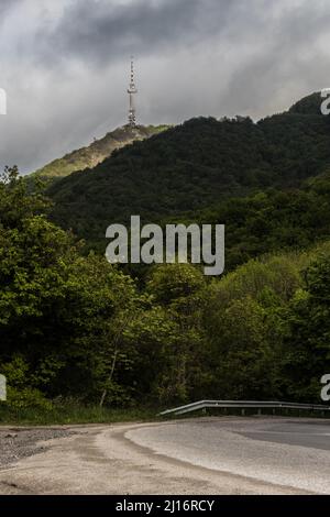 Tour de radio dans les nuages sur une haute colline Banque D'Images