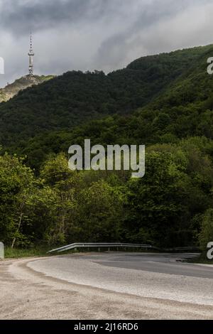 Tour de radio dans les nuages sur une haute colline Banque D'Images