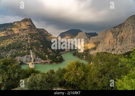 Der Stausee Tajo de la Encantada und die Garganta del Chorro Schlucht, Andalusien, Espagnol | réservoir Tajo de la Encantada et Garganta del Chorro Banque D'Images