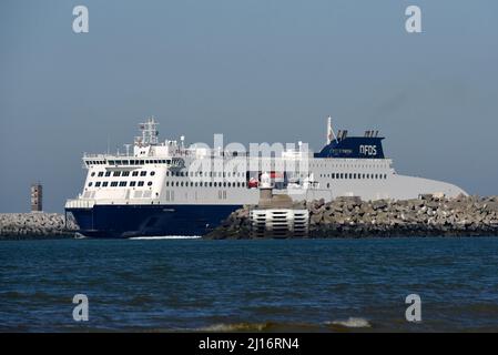 Un ferry DFDS quitte Calais lors de son voyage entre la France et Douvres, en Angleterre Banque D'Images