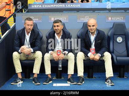 MANCHESTER, ANGLETERRE - 24 AOÛT 2016 : les officiels de la FCSB, Mihai Stoica (L), Marius Ianuli (C) et Catalin Fainisi (R), photographiés avant la deuxième étape du match de l'UEFA Champions League 2016/17 entre Manchester City (Engalnd) et la FCSB (Roumanie) au stade Etihad. Copyright: Cosmin Iftode/Picstaff Banque D'Images