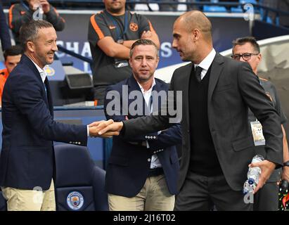 MANCHESTER, ANGLETERRE - 24 AOÛT 2016 : Josep Guardiola (R), directeur municipal, salue le fonctionnaire de la FCSB, Mihai Stoica (L), avant la deuxième étape du match de l'UEFA Champions League 2016/17 entre Manchester City (Engalnd) et la FCSB (Roumanie) au stade Etihad. Copyright: Cosmin Iftode/Picstaff Banque D'Images