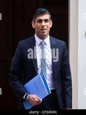 Londres, Angleterre, Royaume-Uni. 23rd mars 2022. Le chancelier de l’Échiquier RISHI SUNAK quitte le 11 Downing Street avant de révéler la Déclaration de printemps à la Chambre des communes. (Credit image: © Tayfun Salci/ZUMA Press Wire) Credit: ZUMA Press, Inc./Alay Live News Banque D'Images