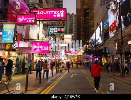 Quartier de Causeway Bay de nuit, île de Hong Kong, Chine, Asie. Zone commerçante avec beaucoup de magasins et de gens. Janvier 2020. Banque D'Images