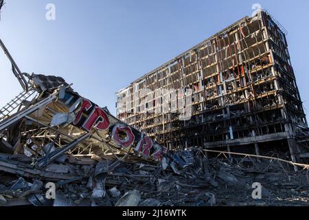 Kiev, Ukraine. 22nd mars 2022. Vue sur un centre commercial détruit par un missile. Dans le cadre de l'offensive de la Russie sur la capitale de l'Ukraine, un centre commercial du district de Podilskyi, Kiyv, en Ukraine, a été bombardé par un missile russe lundi soir vers 22 h 30, le 21 mars 2022, à Kiev, en Ukraine, tuer au moins 8 personnes. (Photo par Alex Chan TSZ Yuk/SOPA Images/Sipa USA) crédit: SIPA USA/Alay Live News Banque D'Images