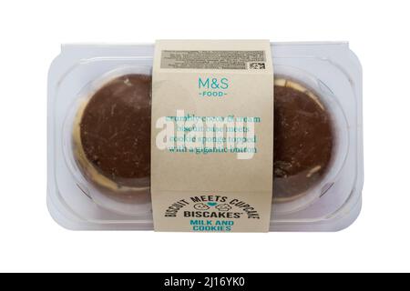 Pack de Biscakes, biscuit et cupcake, lait et biscuits de M&S isolés sur fond blanc Banque D'Images