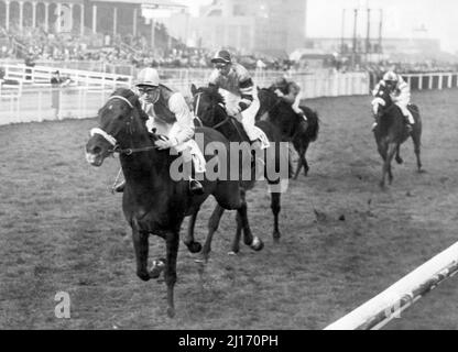 Photo du dossier datée du 25-03-1960 de High Perch monté par Jimmy Lindley gagnant la coupe de printemps de Liverpool à Aintree. Jimmy Lindley, l'un des principaux jockeys des 1960s et 70s et plus tard un expert respecté pour la BBC, est mort à l'âge de 86 ans. Date de publication : le mercredi 23 mars 2022. Banque D'Images