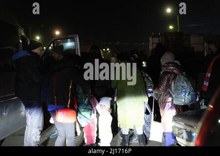 Les réfugiés ukrainiens fuyant la guerre s'approchent de la frontière avec la Pologne où ils traverseront à pied à Shehyni Rural Council Lviv Oblast, Ukraine, le 22 mars 2022. Le 24 février 2022, les forces russes ont envahi l'Ukraine en semant ce que l'on a appelé la pire crise humanitaire depuis la guerre mondiale 2. (Photo de Simon Jankowski/Sipa USA) Banque D'Images