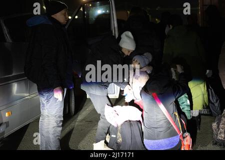 Les réfugiés ukrainiens fuyant la guerre s'approchent de la frontière avec la Pologne où ils traverseront à pied à Shehyni Rural Council Lviv Oblast, Ukraine, le 22 mars 2022. Le 24 février 2022, les forces russes ont envahi l'Ukraine en semant ce que l'on a appelé la pire crise humanitaire depuis la guerre mondiale 2. (Photo de Simon Jankowski/Sipa USA) Banque D'Images