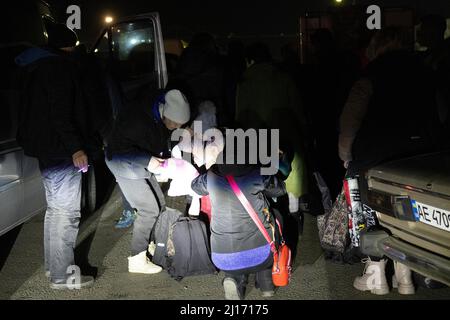 Les réfugiés ukrainiens fuyant la guerre s'approchent de la frontière avec la Pologne où ils traverseront à pied à Shehyni Rural Council Lviv Oblast, Ukraine, le 22 mars 2022. Le 24 février 2022, les forces russes ont envahi l'Ukraine en semant ce que l'on a appelé la pire crise humanitaire depuis la guerre mondiale 2. (Photo de Simon Jankowski/Sipa USA) Banque D'Images