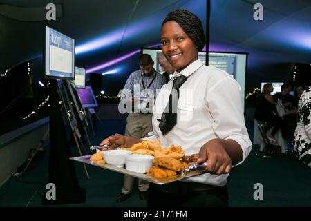 Johannesburg, Afrique du Sud - 16 février 2017 : serveuse féminine tenant un plateau de canapés de hors-d'œuvre Banque D'Images