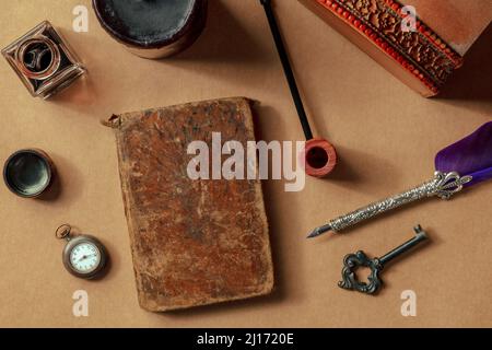 Tuyau vintage, carnet, montre et clé. Concept de jeu d'enquête de détective privé. Plan de pose à plat sur le vieux papier avec d'autres objets rétro Banque D'Images