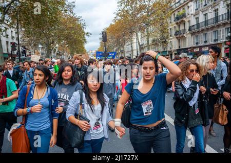 Paris, France, foule nombreuse, lycéens français qui diabolisent dans la rue, protestent les adolescents, les étudiants français défilent pour protester contre les mesures d'austérité du gouvernement qui, selon eux, affectent injustement l'éducation. Le gouvernement conservateur du président Nicolas Sarkozy affirme que les mesures de réduction des coûts sont essentielles pour réduire la dette du pays Banque D'Images