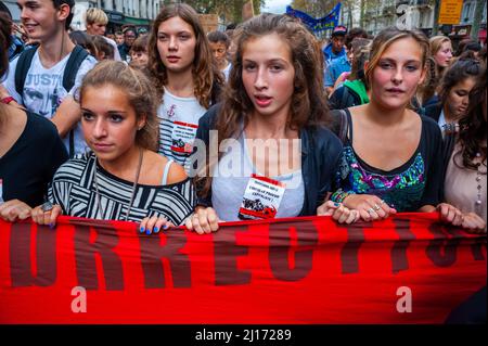 Paris, France, grande foule, adolescents, filles, avant les lycéens français en train de diaboliser dans la rue Banque D'Images