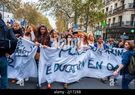 Paris, France, foule de jeunes, adolescents, Front, lycéens français manifestant dans la rue, bannière de protestation Banque D'Images